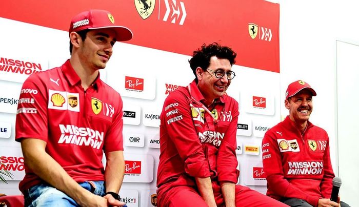 Manajer Ferrari, Mattia Binotto (tengah) bersama dua pembalapnya