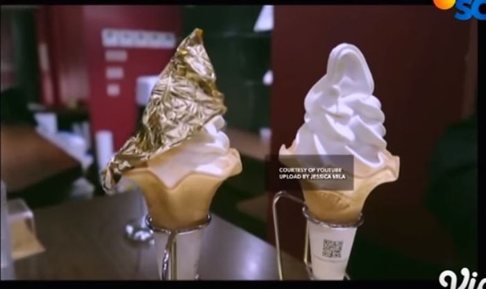 Es krim berlapis emas yang dijajal oleh Jessica Mila saat liburan ke Jepang.
