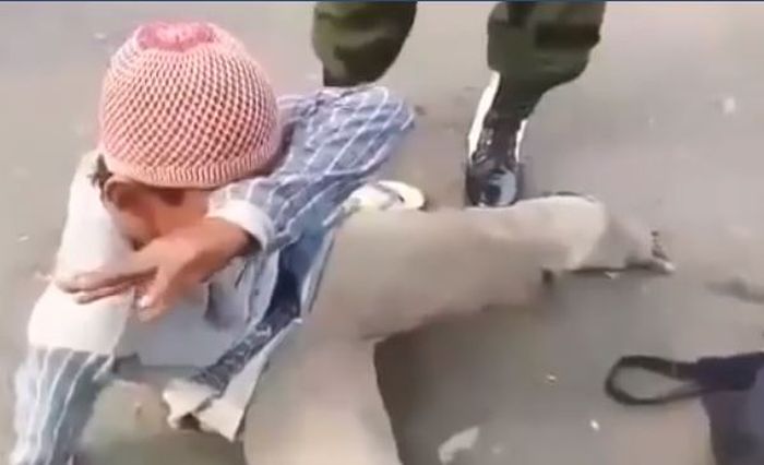 Para petugas TNI dan PM menciduk seorang pengemis yang berpura - pura tak memiliki sebelah kaki saat mengemis.