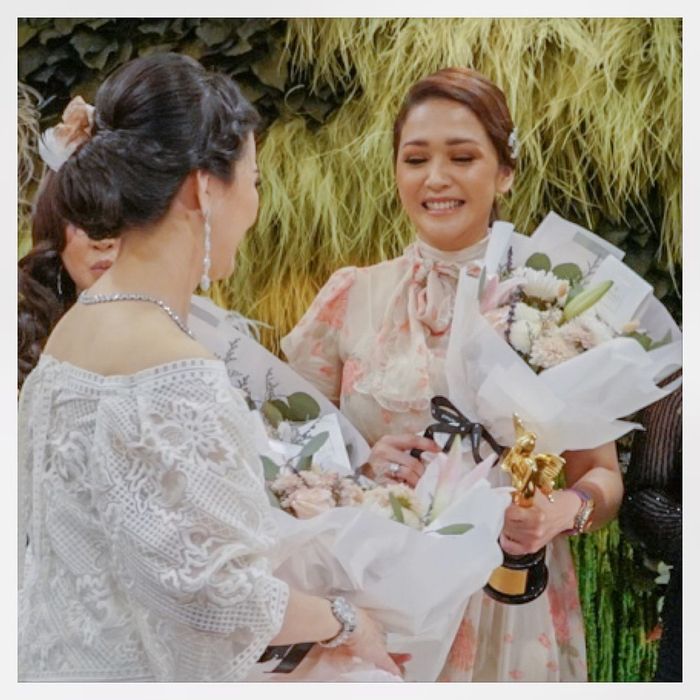 Maia Estianty saat menerima bunga dan trofi penghargaan dari Liliana Tanoesudibjo