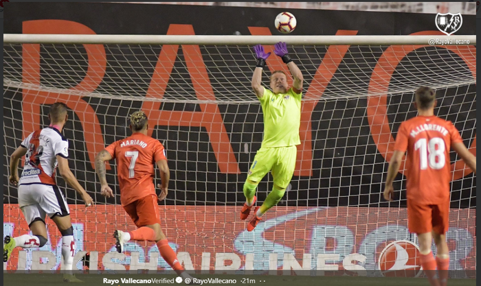 Kiper Rayo Vallecano, Alberto Garcia, beraksi dalam laga melawan Real Madrid pada pekan ke-35 Liga Spanyol, Minggu (28/4/2019) di Stadion Vallecas.