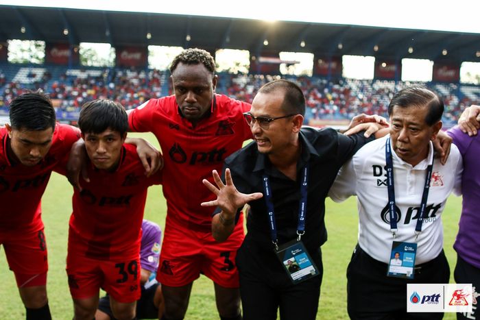 Bek berpaspor Indonesia, Victor Igbonefo (tengah) mendengar instruksi pelatih PTT Rayong, Teerasak Po-on saat jeda laga kontra Muangthong United pada lanjutan Liga Thailand 1 2019 di Stadion PTT, 27 April 2019. 