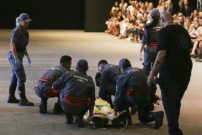 Tales Soares terjatuh saat berjalan di atas catwalk