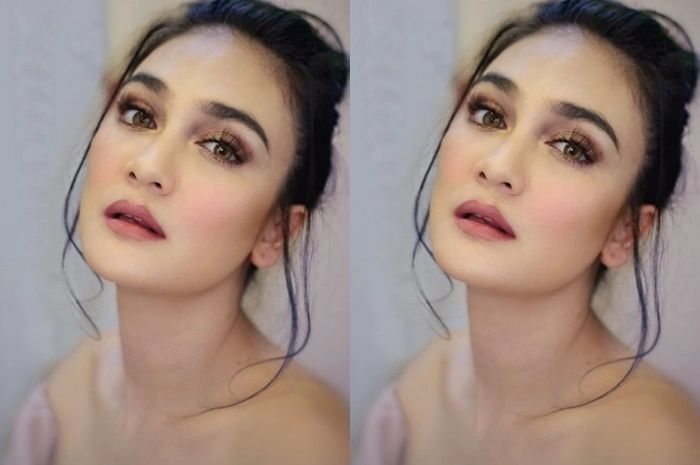 Gaya makeup natural dengan bibir nude ala Luna Maya