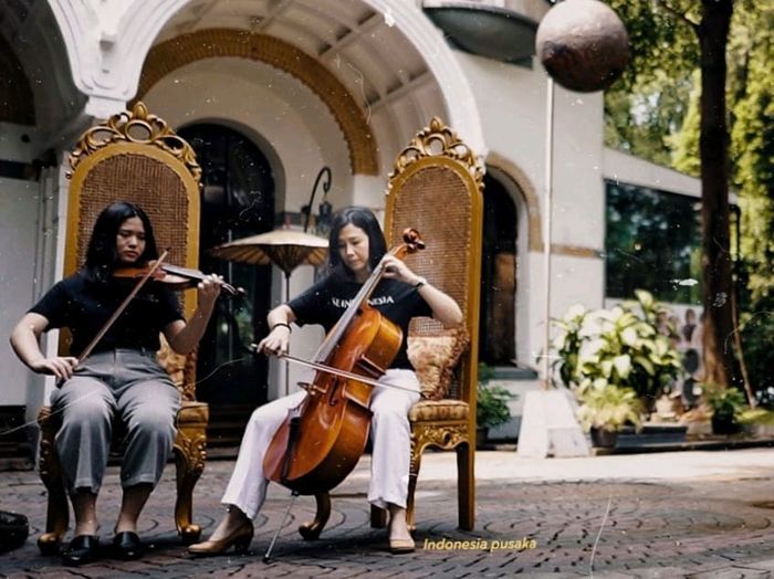 Veronica Tan dan Nathania Purnama dalam projek musik