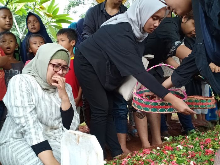 Prosesi pemakaman jenazah Eddy Riwanto di TPU Kampung Rawa Sapi, Kabupaten Bekasi, Jawa Barat pada Selasa (30/4/2019).