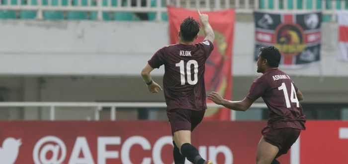 Gelandang PSM Makassar, Marc Klok, merayakan gol yang dicetaknya ke gawang Home United, di Stadion Pakansari, Kabupaten Bogor, Selasa (30/4/2019).