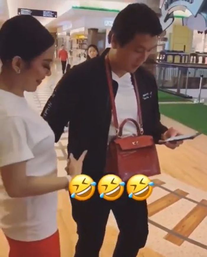 Aksi unik Reino Barack gantungkan tas Syahrini di lehernya, sayang istri!
