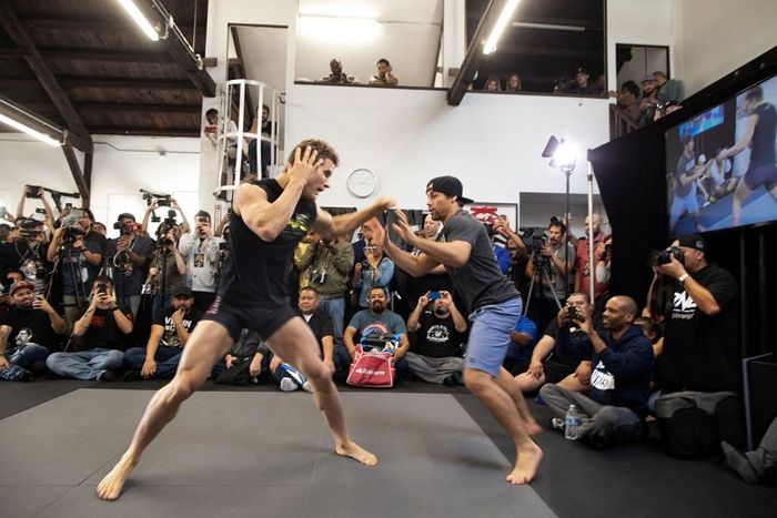 Atlet ONE Championship, Sage Northcutt (kiri), sedang berlatih.