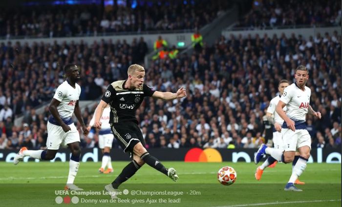 Gelandang Ajax Amsterdam, Donny van de Beek mencetak gol dalam laga leg pertama semifinal Liga Champions kontra Tottenham Hotspur di Tottenham Hotspur Stadium, 30 April 2019.