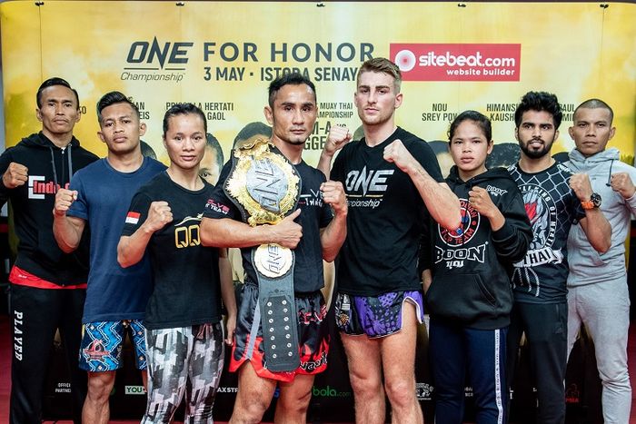 Delapan atlet yang akan bertarung pada ONE: For Honor di Jakarta berpose bersama pada Selasa (30/4/2019).
