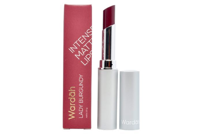 Pilihan warna lipstik untuk bibir kering: Wardah Intense Matte Lipstick Shade Lady Burgundy 