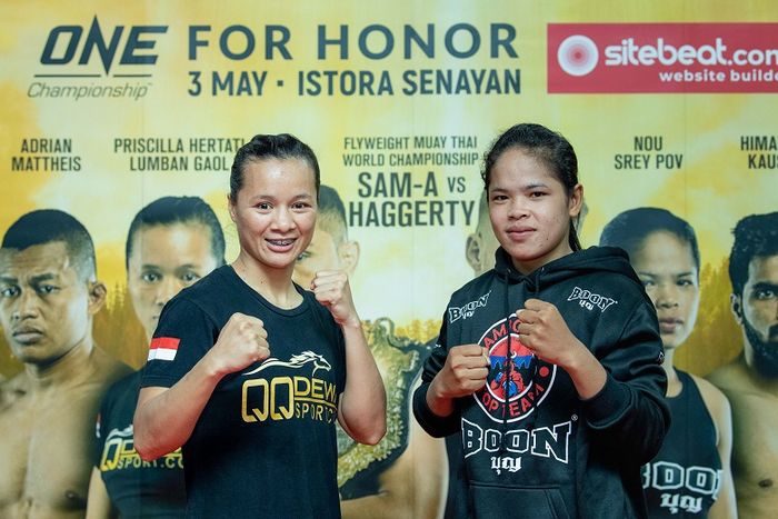 Atlet ONE Championship asal Indonesia, Priscilla Hertati Lumban Gaol (kiri), berpose dengan lawannya, Nou Srey Pov.