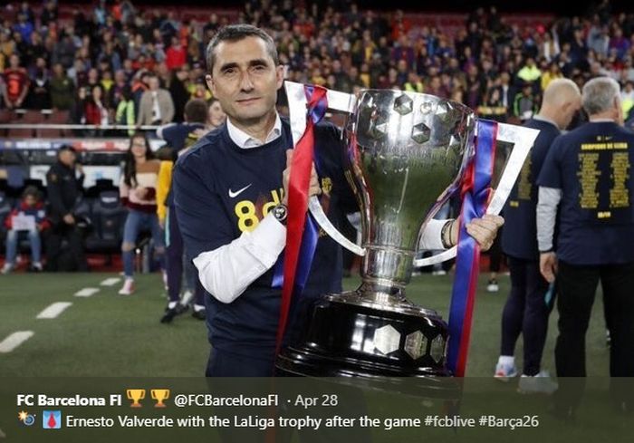 Ernesto Valverde mengangkat trofi Liga Spanyol usai Barcelona mengalahkan Levante
