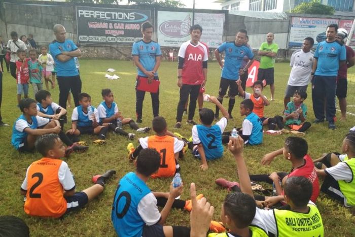 Pelatih timnas U-23 Indonesia, Indra Sjafri, saat melakukan seleksi pemain talent go to Phuket di Nusa Tenggara Timur.