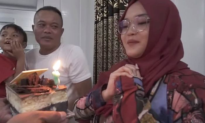 Kejutan kue ulang tahun untuk Putri Delina