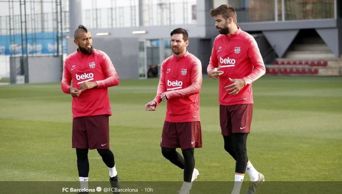 Para pemain Barcelona, Arturo Vidal, Lionel Messi, dan Gerard Pique, sedang menjalani sesi latihan.