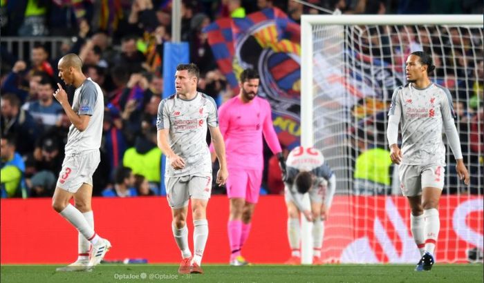 Ekspresi para pemain Liverpool (dari kanan ke kiri), Virgil van Dijk, Alisson, James Milner, dalam laga leg pertama semifinal Liga Champions kontra Barcelona di Stadion Camp Nou, 1 Mei 2019.