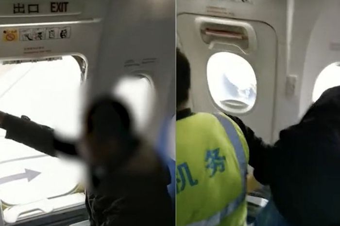 Ilustrasi - Seorang penumpang maskapai Shandong Airlines membuka pintu pesawat karena tidak sabar mengantre (Foto: Guancha.cn via SCMP)