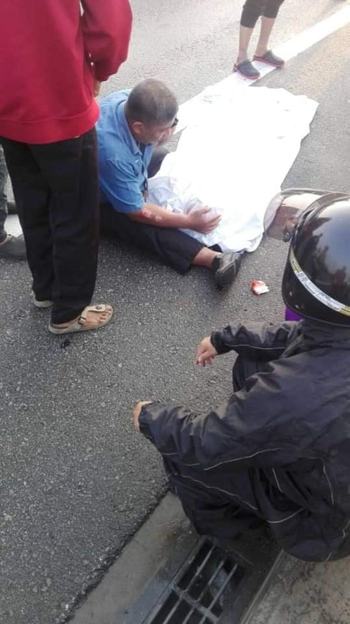 Suami tak berhenti menangisi jasad istri