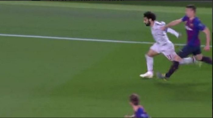 Mohamed Salah dilanggar oleh Clement Lenglet dalam duel Barcelona versus Liverpool di Camp Nou, Rabu (1/5/2019)