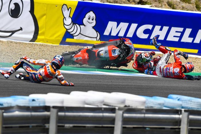 Dani Pedrosa, Jorge Lorenzo, dan Andrea Dovizioso, terlibat insiden crash beruntun di tikungan 6 Sirkuit Jerez pada MotoGP Spanyol 2018.