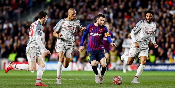 Megabintang Barcelona, Lionel Messi, beraksi melawan para pemain Liverpool pada leg pertama semifinal Liga Champions, Rabu (1/5/2019) di Camp Nou.