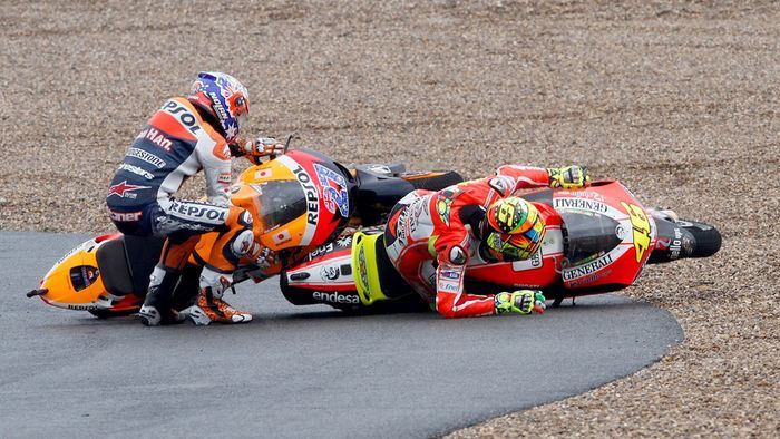 Valentino Rossi dan Casey Stoner mengalami crash di tikungan 1 pada balapan MotoGP Spanyol 2011 di Sirkuit Jerez.