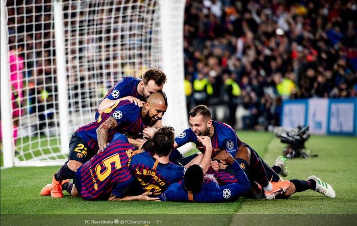 Para pemain Barcelona, merayakan gol Lionel Messi, dalam laga kontra Liverpool pada leg pertama semifinal Liga Champions, Rabu (1/5/2019) di Camp Nou.