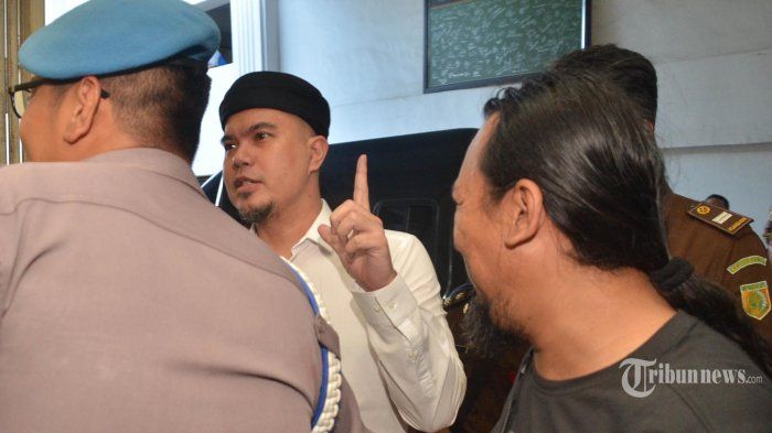 SIDANG TUNTUTAN - Terdakwa kasus video vlog ?idiot? Ahmad Dhani saat datang di Pengadilan Negeri (PN) Surabaya, Selasa (23/4) untuk menjalani sidang dengan agenda pembacaan tuntuan oleh JPU. Jaksa Penuntut Umum (JPU) dari Kejati Jatim Rahmat Hary Basuki menuntut dengan pidana penjara selama 1 tahun 6 bulan.