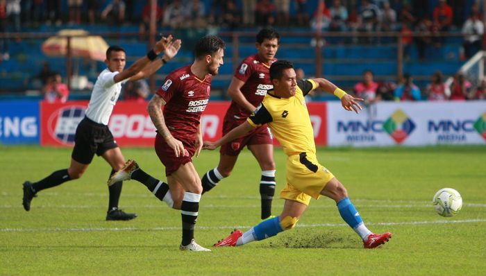 Wasit Nusur Fadilah memimpin jalannya pertandingan Bhayangkara FC kontra PSM Makassar.