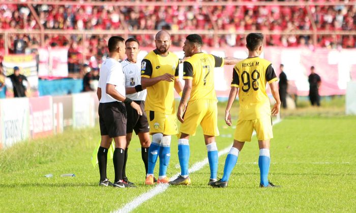 Para pemain Bhayangkara FC melakukan protes keras kepada wasit saat laga melawan PSM Makassar