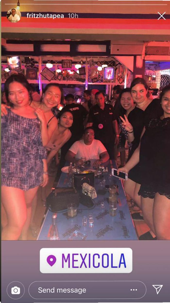Putra Hotman Paris dikelilingi banyak wanita