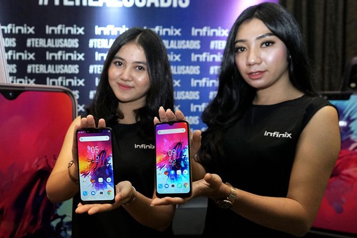Infinix Smart 3 Plus (kanan) hadir dengan notch yang lebih kecil dari Infinix HOT 7 Pro.
