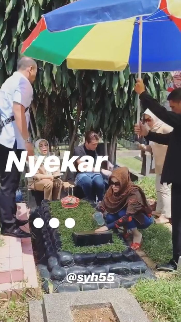 Syahrini dan keluarga terlihat sedang berziarah