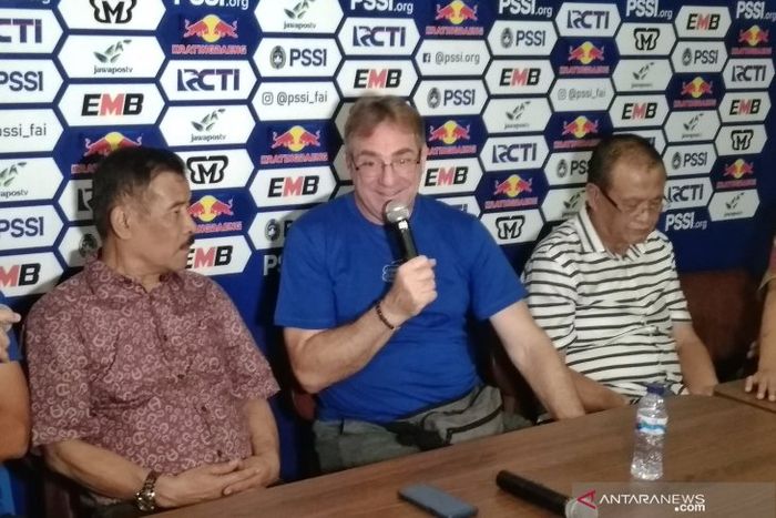 Pelatih baru Persib Bandung, Robert Rene Alberts, memberikan keterangan saat sesi perkenalan pada 3 Mei 2019.