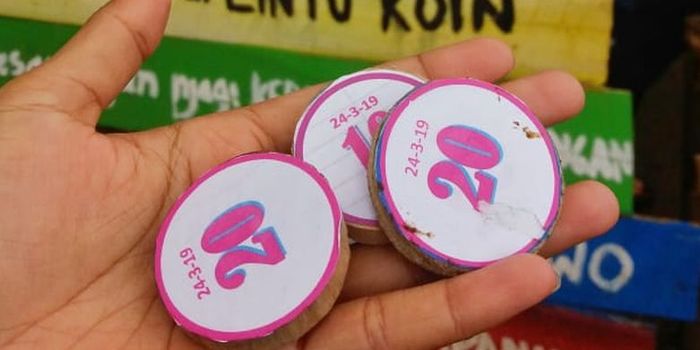 Koin yang digunakan untuk membeli jajanan di Pasar Dhoplang Wonogiri.