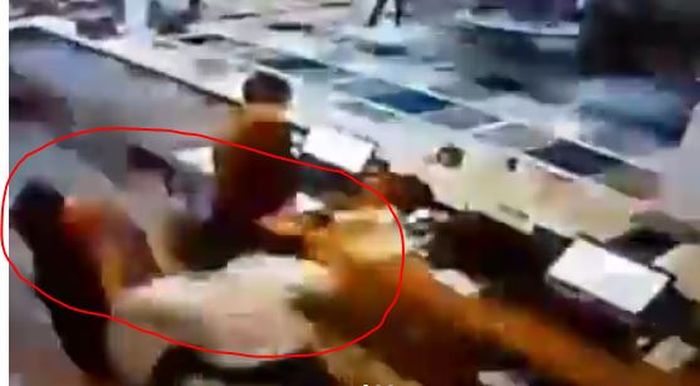 Pihak Lion Air angkat bicara soal kasus pemukulan oknum pilot maskapainya terhadap pegawai hotel memberikan larangan terbang pada pilot tersebut.