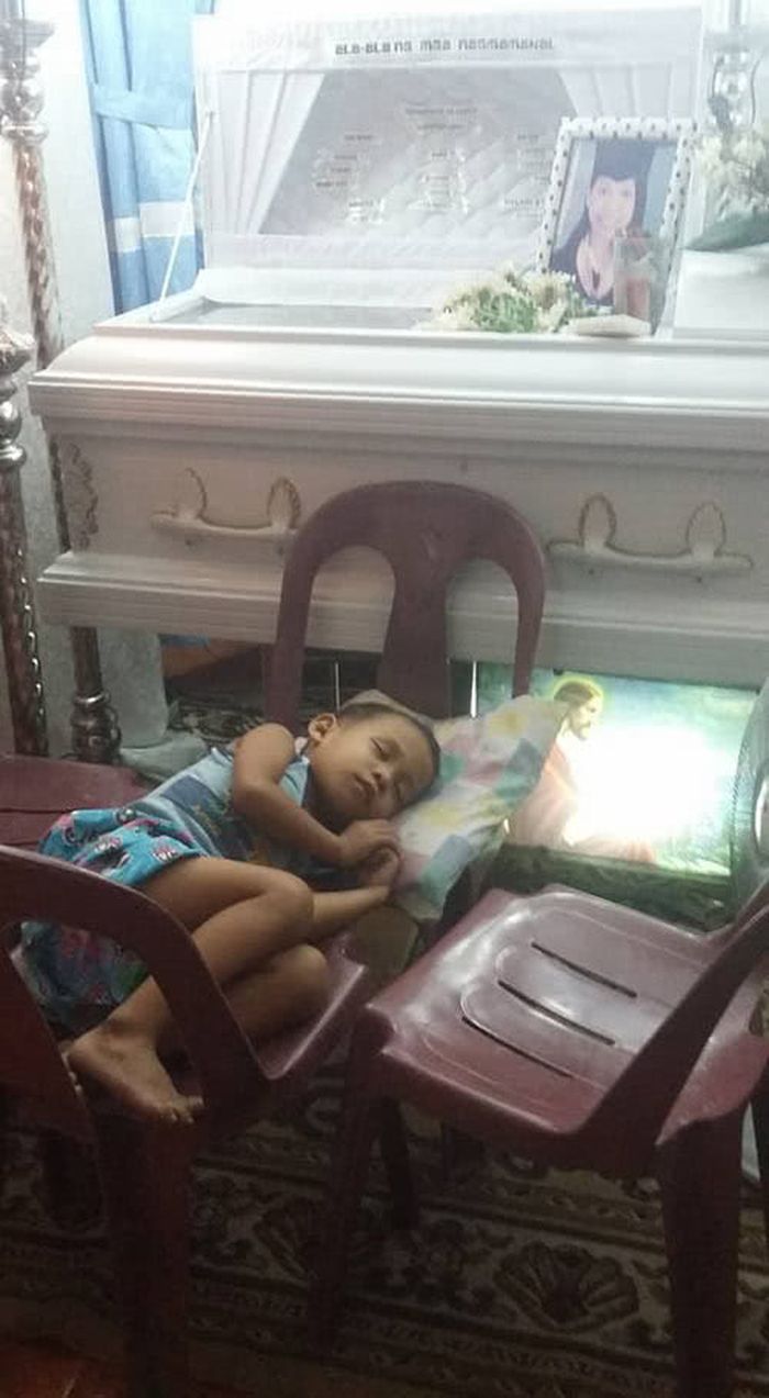 Khayne Kheian tidur di dekat peti mati ibunya.
