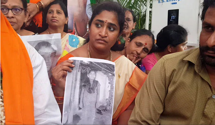 Aktivis melakukan aksi protes terkait fakat di balik tragedi bunuh diri massal 25 siswa SMA di India.