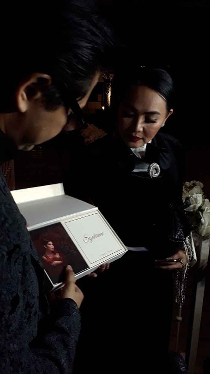 Isi souvenir acara dinner silaturahmi Syahrini dan Reino Barack.