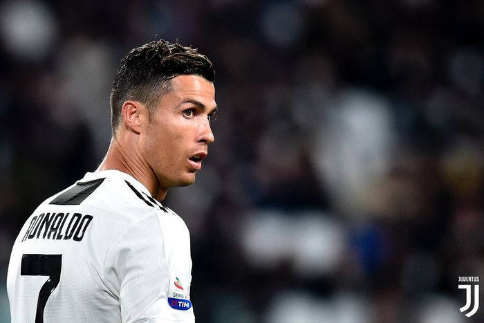 Megabintang Juventus, Cristiano Ronaldo, bereskpresi dalam laga pekan ke-35 Liga Italia kontra Torino di Stadion Allianz Turin, 3 Mei 2019.