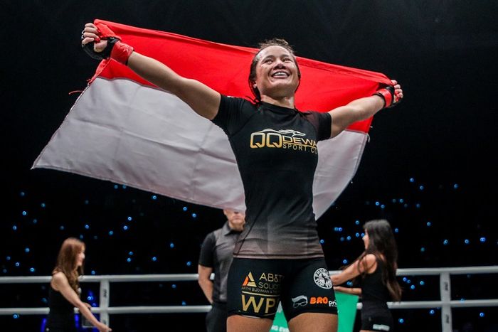 Atlet ONE Championship asal Indonesia, Priscilla Hertati Lumban Gaol, merayakan kemenangan atas petarung Kamboja, Nou Srey Pov, dalam ONE: For Honor di Istora Senayan, Jumat (3/5/2019).