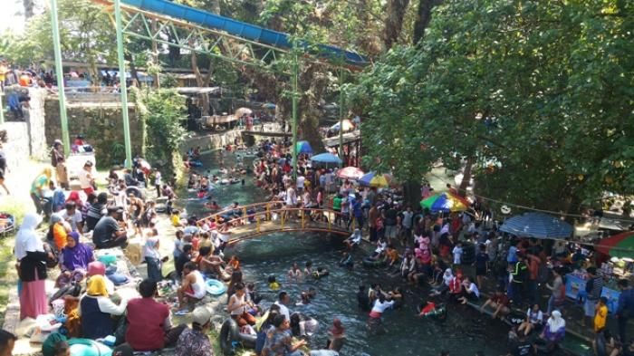 Tradisi Padusan di salah satu umbul Klaten