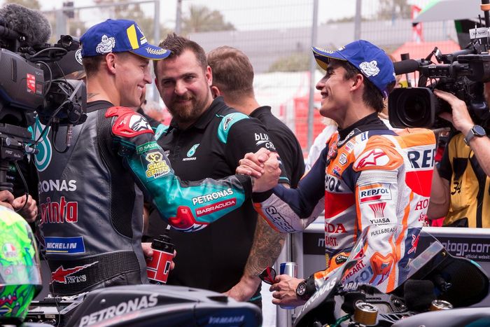 Marc Marquez bersalaman dengan Fabio Quartararo setelah sesi kualifikasi MotoGP Spanyol 2019, Sabtu (4/5/2019).