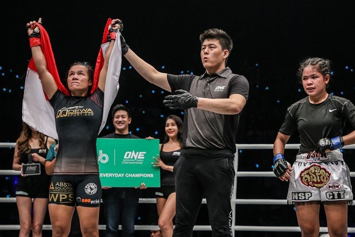 Atlet ONE Championship asal Indonesia, Priscilla Hertati Lumban Gaol (kiri), merayakan kemenangan atas petarung Kamboja, Nou Srey Pov, dalam ONE: For Honor di Istora Senayan, Jumat (3/5/2019).