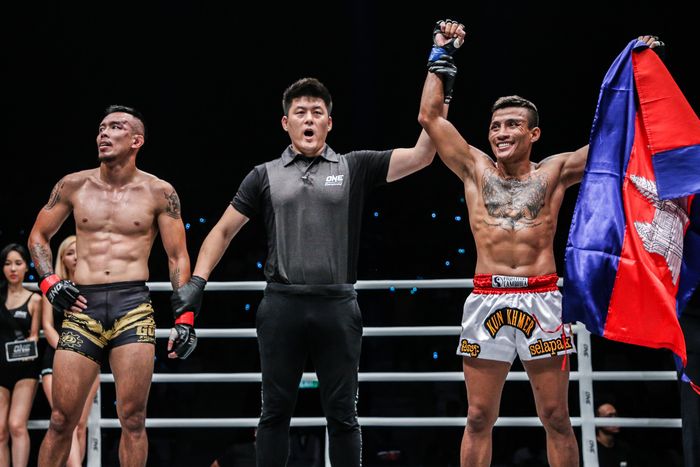 Atlet ONE Championship asal Indonesia, Rudy Agustian (kiri), dikalahkan petarung Kamboja, Chan Rothana, dalam ONE: For Honor di Istora Senayan, Jumat (3/5/2019).