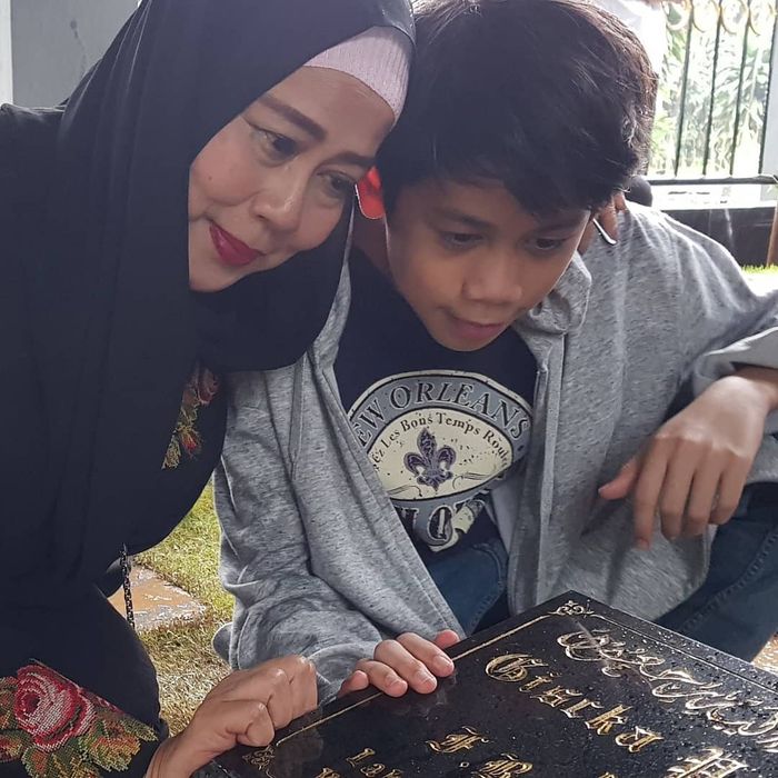 Dewi Yull memandang pusara anaknya