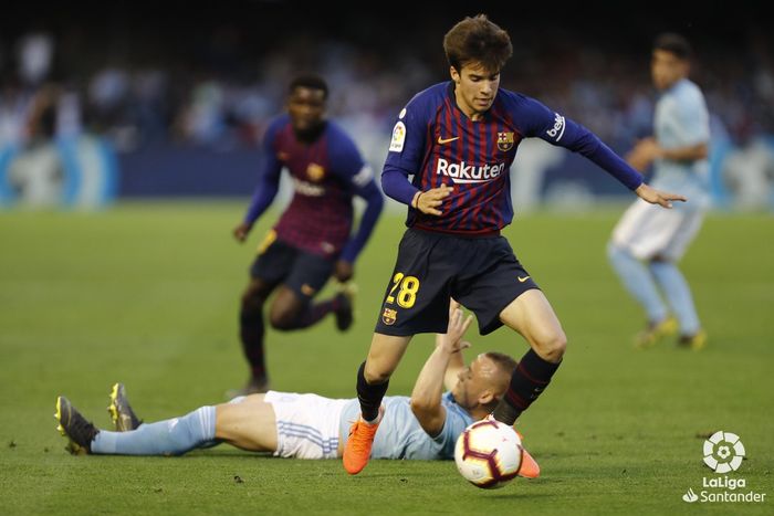 Gelandang FC Barcelona, Riqui Puig, menggiring bola dalam laga pekan ke-36 Liga Spanyol kontra Celta Vigo di Stadion Abanca-Balaidos, 4 Mei 2019. 