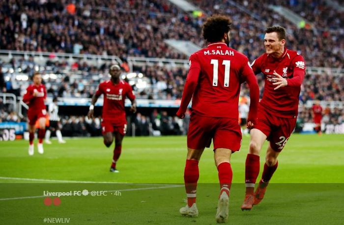 Winger Liverpool, Mohamed  Salah, merayakan golnya dengan Andy Robertson dalam laga pekan ke-37 Liga Inggris melawan Newcastle United di St James' Park, 4 Mei 2019. 